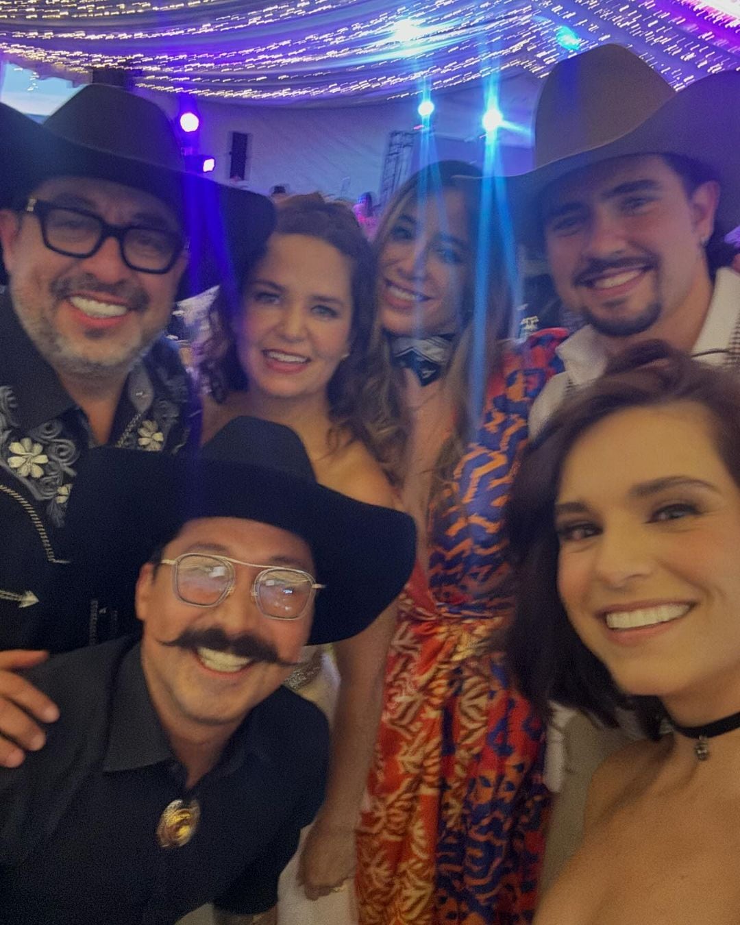 Tania Rincón con Pedro Pereyra con sus amigos.