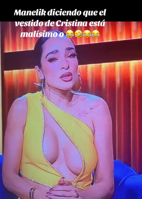 Manelyk González es traicionada por el escote de su vestido.