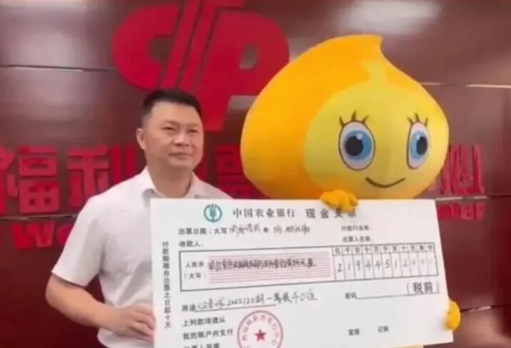 Hombre disfrazado recibiendo premio millonario de lotería