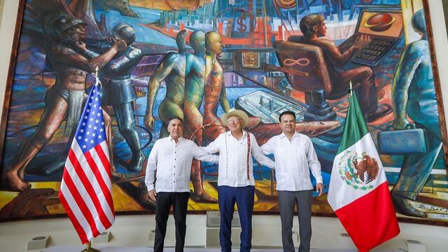 Enrique Inzunza, Esteban Villegas y Ken Salazar durante su visita a Sinaloa