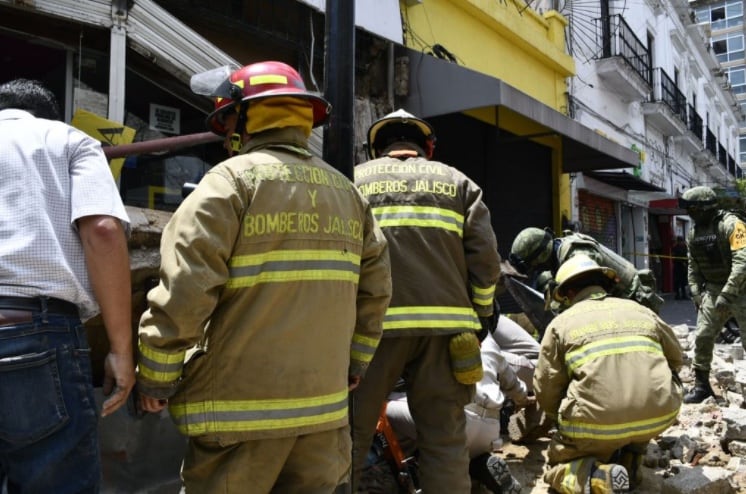 Bomberos atendiendo el derrumbe en Guadalajara