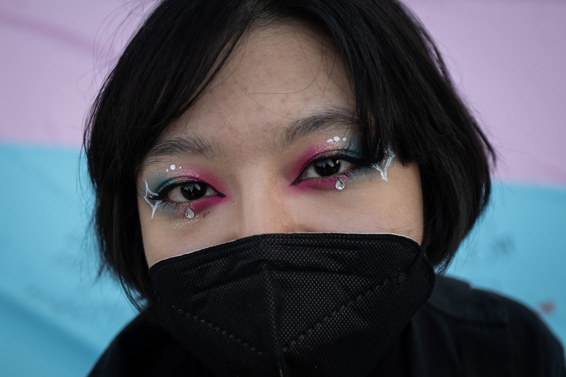 Colocan bandera trans en la explanada del Monumento a la Revolución