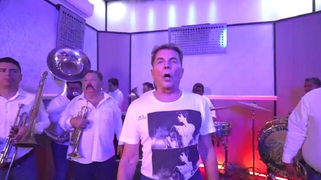 Ernesto Coppel cantando banda