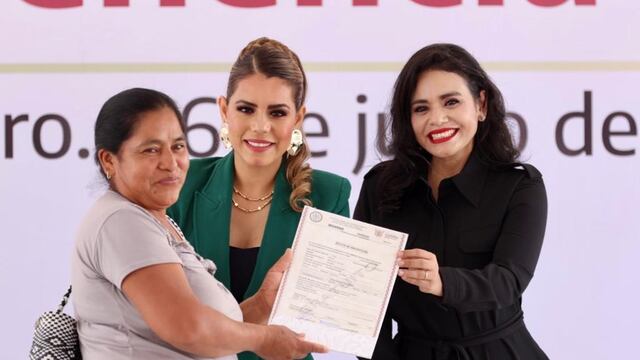 Evelyn Salgado entrega títulos de propiedad