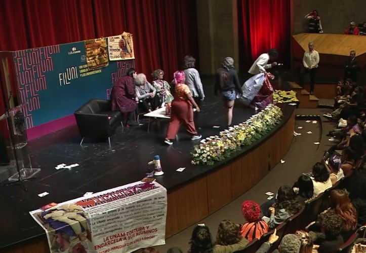 Protestas interrumpen inicio de conferencia de Angela Davis en la UNAM