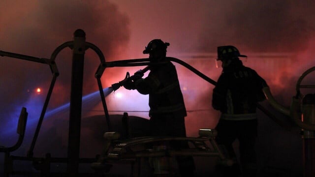 Bomberos apagan incendio (imagen ilustrativa)