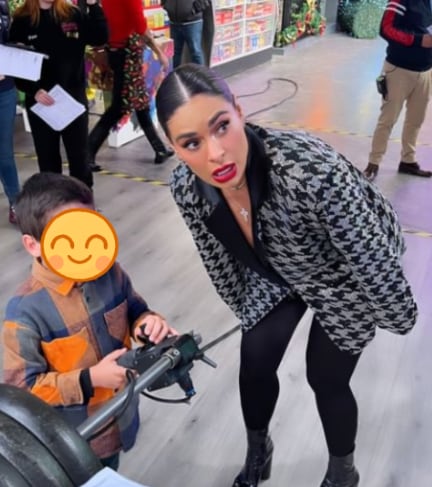 Tania Rincón lleva a su hijo al trabajo y se convirtió en el mejor camarógrafo de Hoy