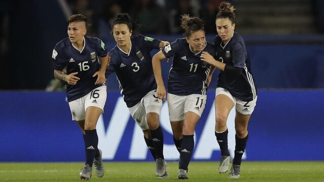 Bonsegundo celebra junto a sus compañeras el tanto del empate