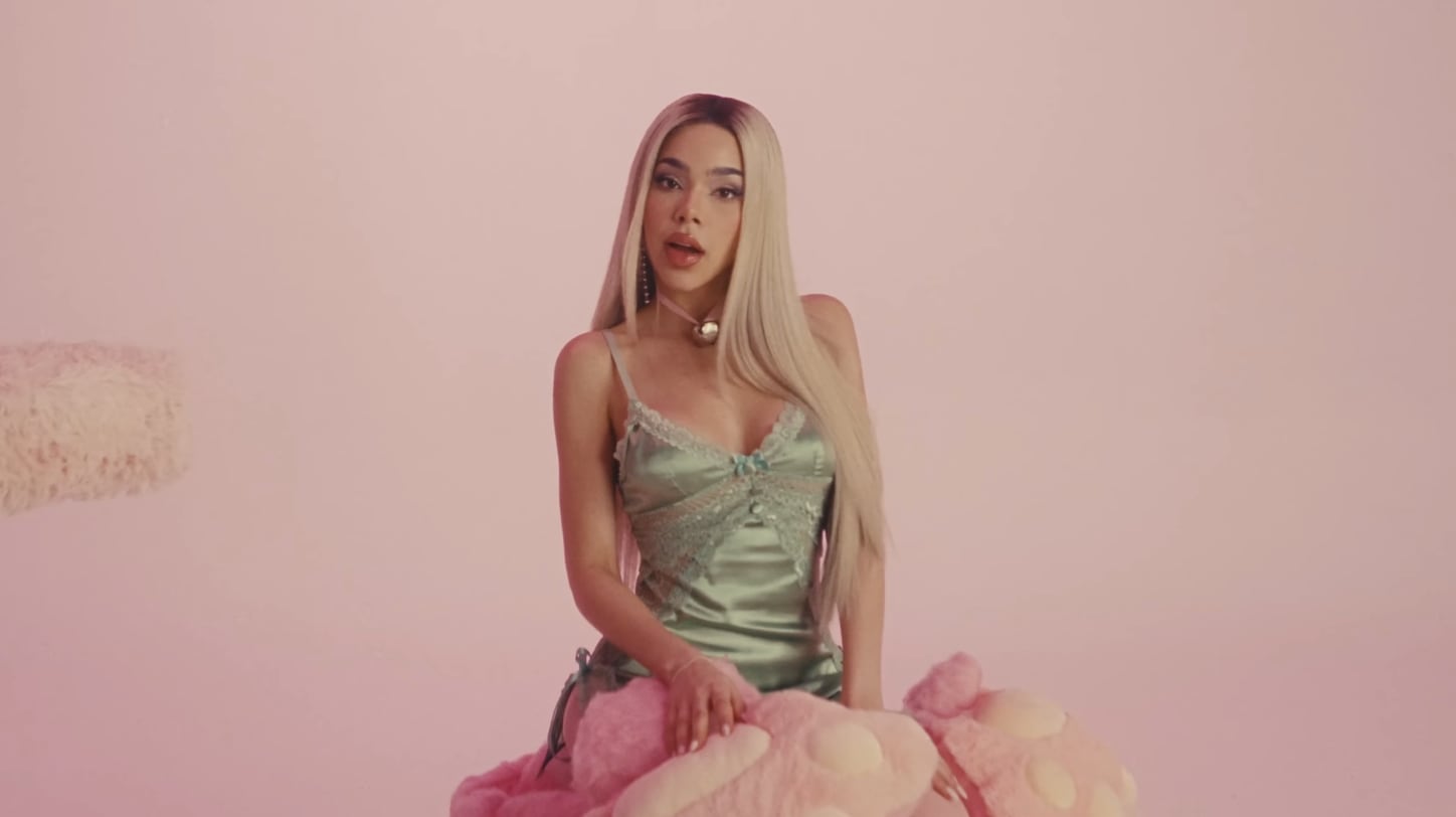 Kenia Os en el video de Siempre Que Lo Beso, su canción con Miranda.