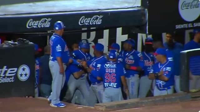 Jugadores de los Acereros de Monclova pelean entre ellos