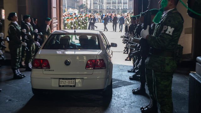 Pedro Sánchez se sube al Jetta de AMLO para su traslado de Palacio Nacional