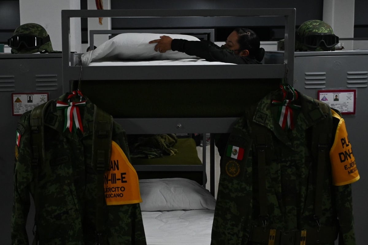 Soldado se prepara para desfile militar del 16 de septiembre
