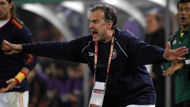 Marcelo Bielsa da indicaciones desde la banca.