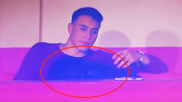 Cámaras de un estadio captan a una pareja teniendo sexo oral.