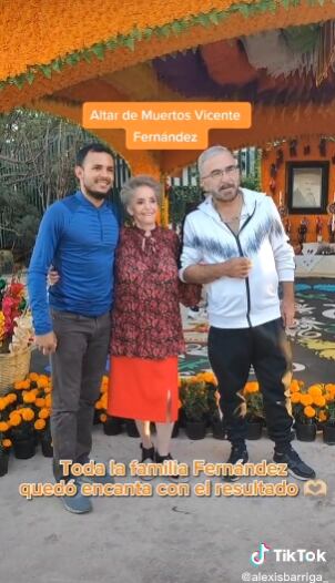 Familia de Vicente Fernández en el altar de muertos hecho por artesanos de Michoacán