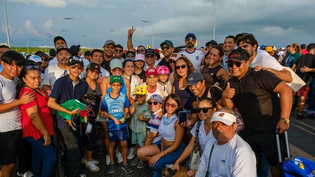 "PuenteyAndo" de Mara Lezama reúne a miles de familias en el Puente Nichupté.