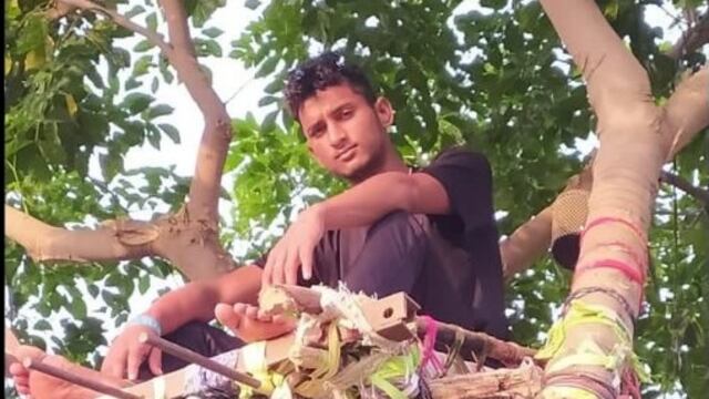 Para no contagiar a su familia de Covid-19, el joven Shiva decidió vivir en un árbol