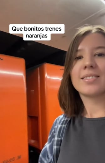 Rusa se emociona porque puede ver la tele en el Metro CDMX