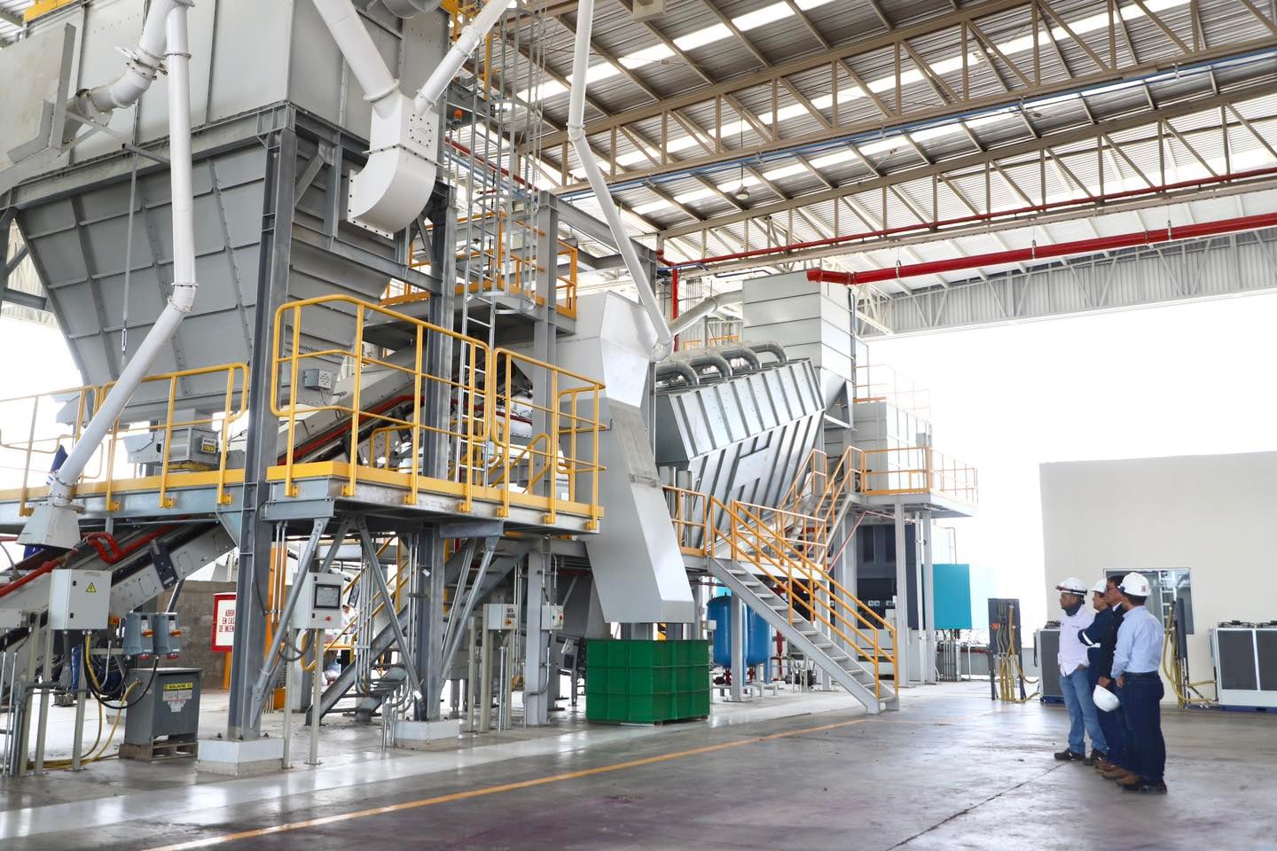 Tere Jiménez inaugura planta de Cementos Cruz Azul en Tepezalá