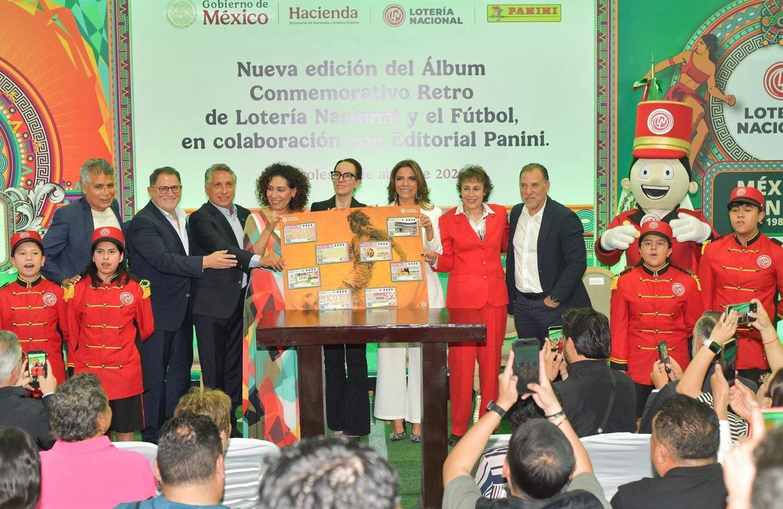 México revive su historia futbolera con álbum de Lotería Nacional