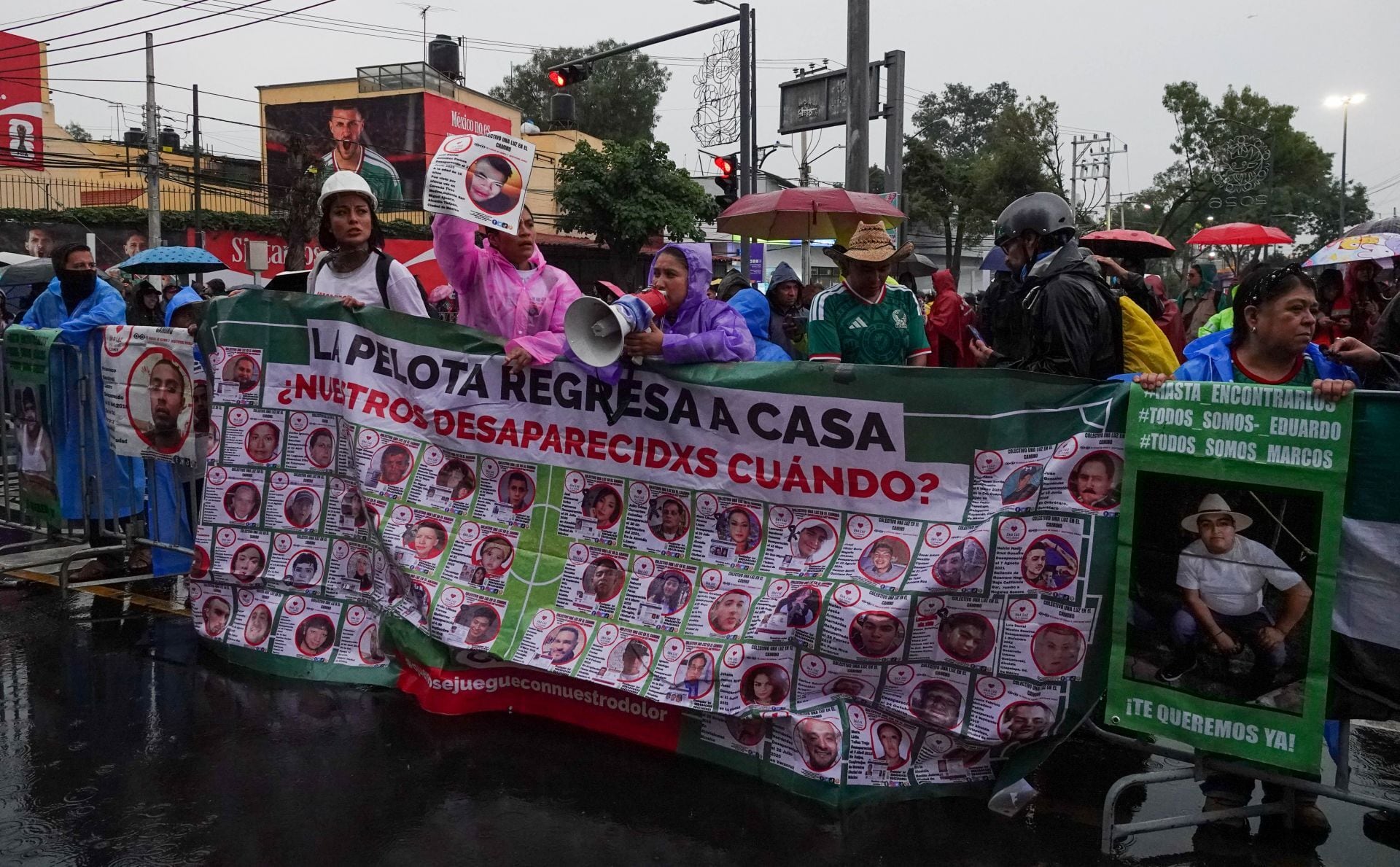 Madres buscadoras protestan en el Estadio Banorte tras agresiones