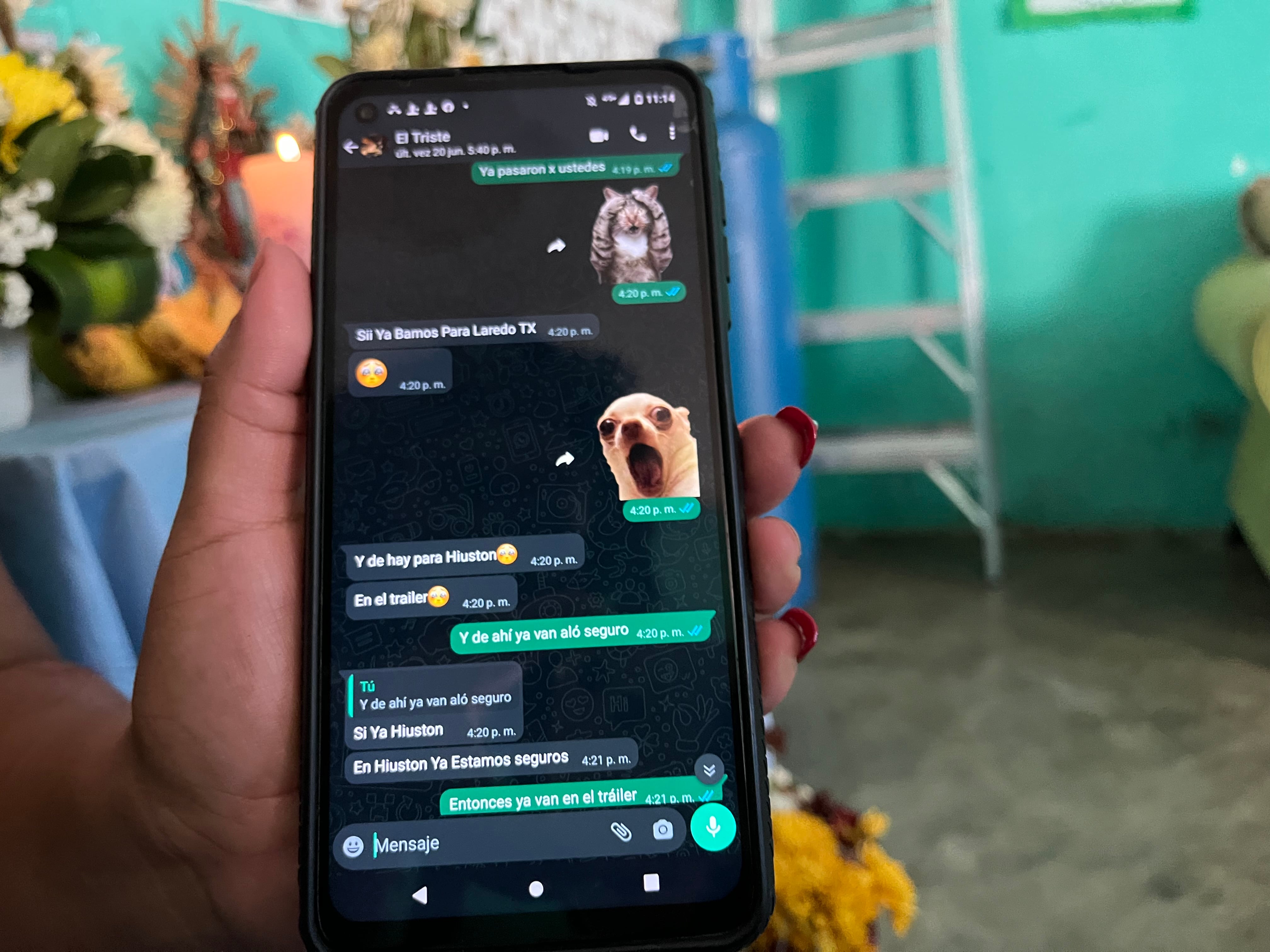 Rosa sostiene su celular con los mensajes que tuvo con su hermano Pablo, una de las 53 víctimas del tráiler de San Antonio, Texas