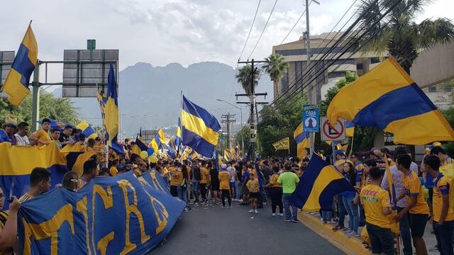 Cientos de aficionados le dieron la despedida a los Tigres