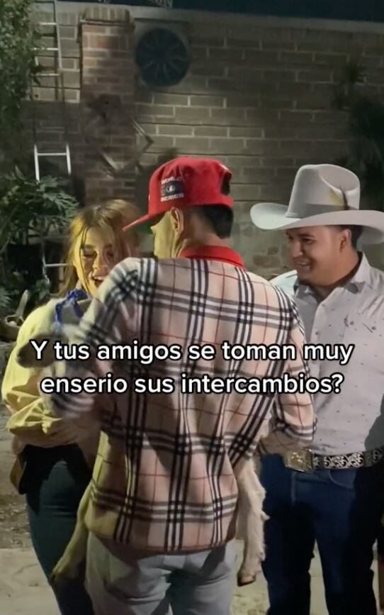 Amigos se regalan un gallo y una cabra en intercambio