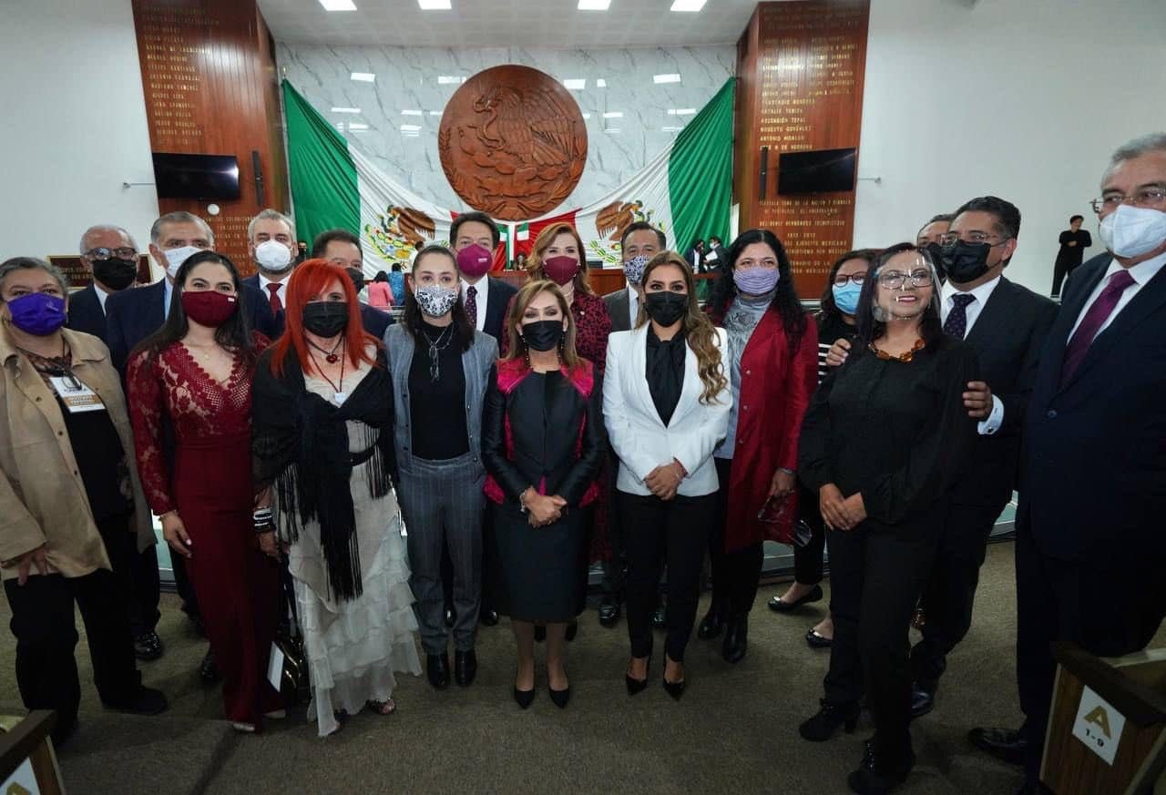 Lorena Cuellar e integrantes de Morena