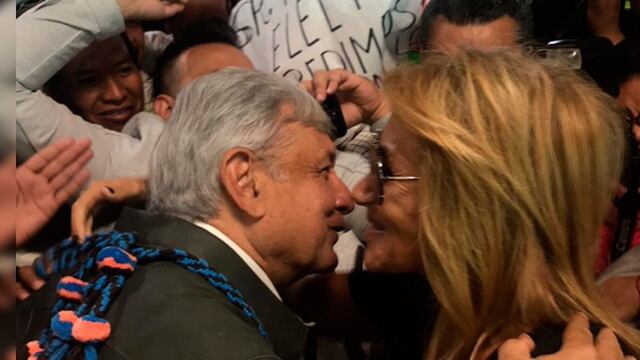 En la imagen, Adela Micha y AMLO se saludan en un casual encuentro de aeropuerto