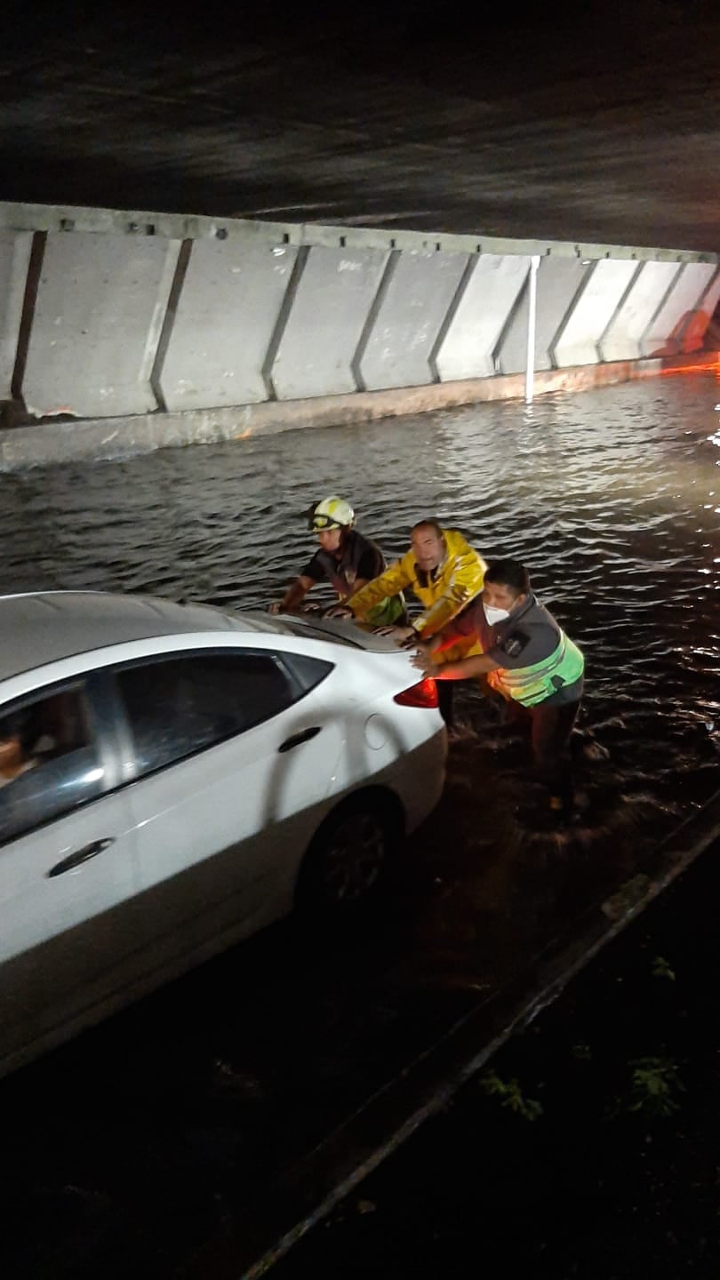 Auto rescatado tras lluvias