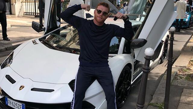 Canelo compartió varias fotografías junto a su Lamborghini