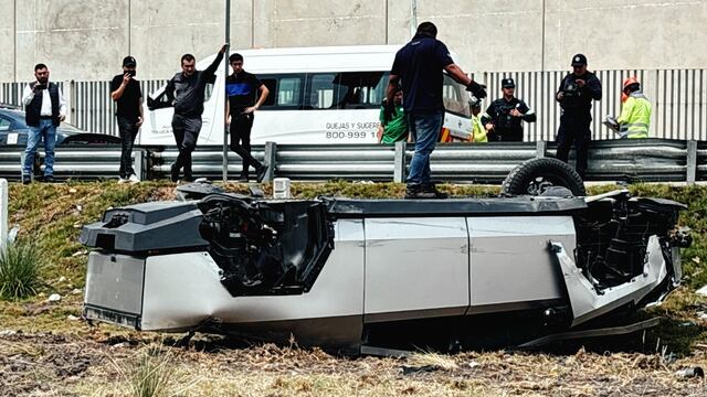 Camioneta Cybertruck se volcó en Toluca.