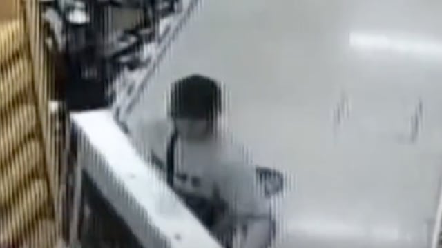 Hombre roba televisor sin que se den cuenta