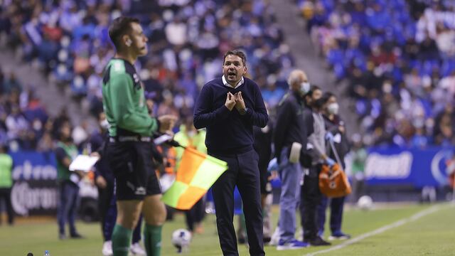 Nicolás Larcamón se dirige a un árbitro en un partido del Club Puebla
