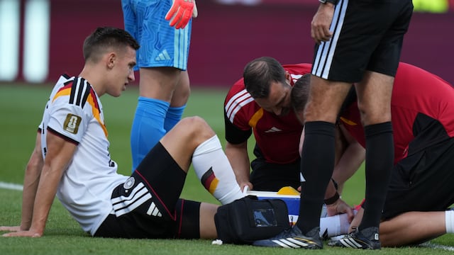 El alemán Nico Schlotterbeck se rompió los ligamentos en el partido ante Costa de Marfil, y queda fuera del torneo