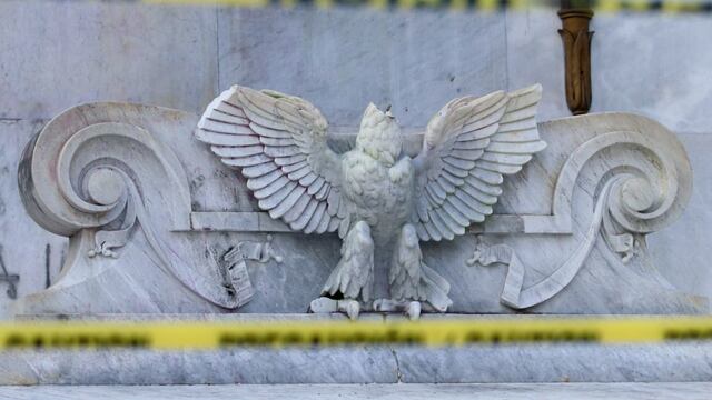 Cortan cabeza al águila republicana del Hemiciclo a Juárez