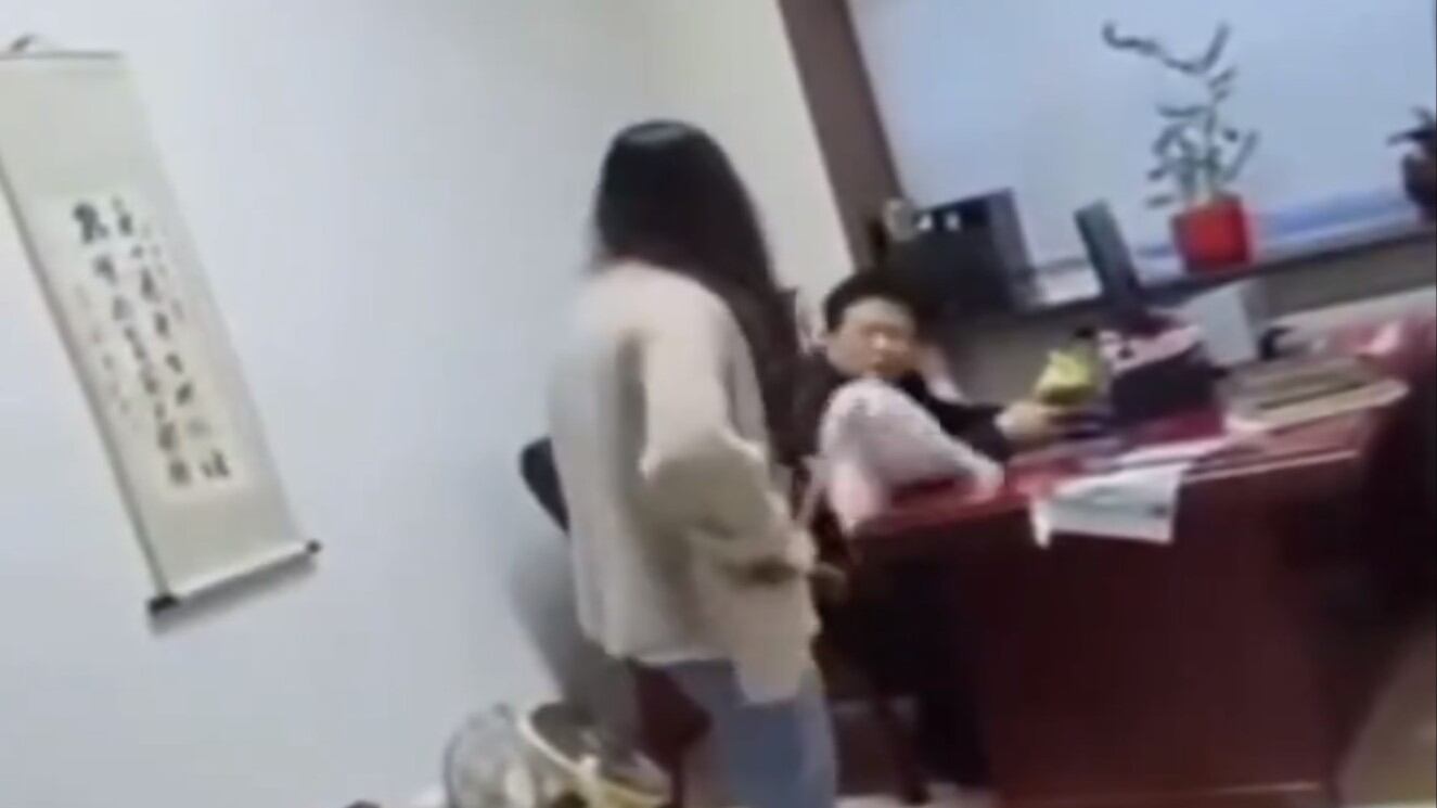 China: Golpea con un trapeador a su jefe por acosarla (VIDEO)