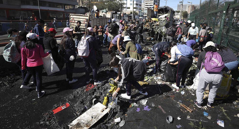 Los voluntarios incluso llevaron consigo materiales y enceres para limpiar.