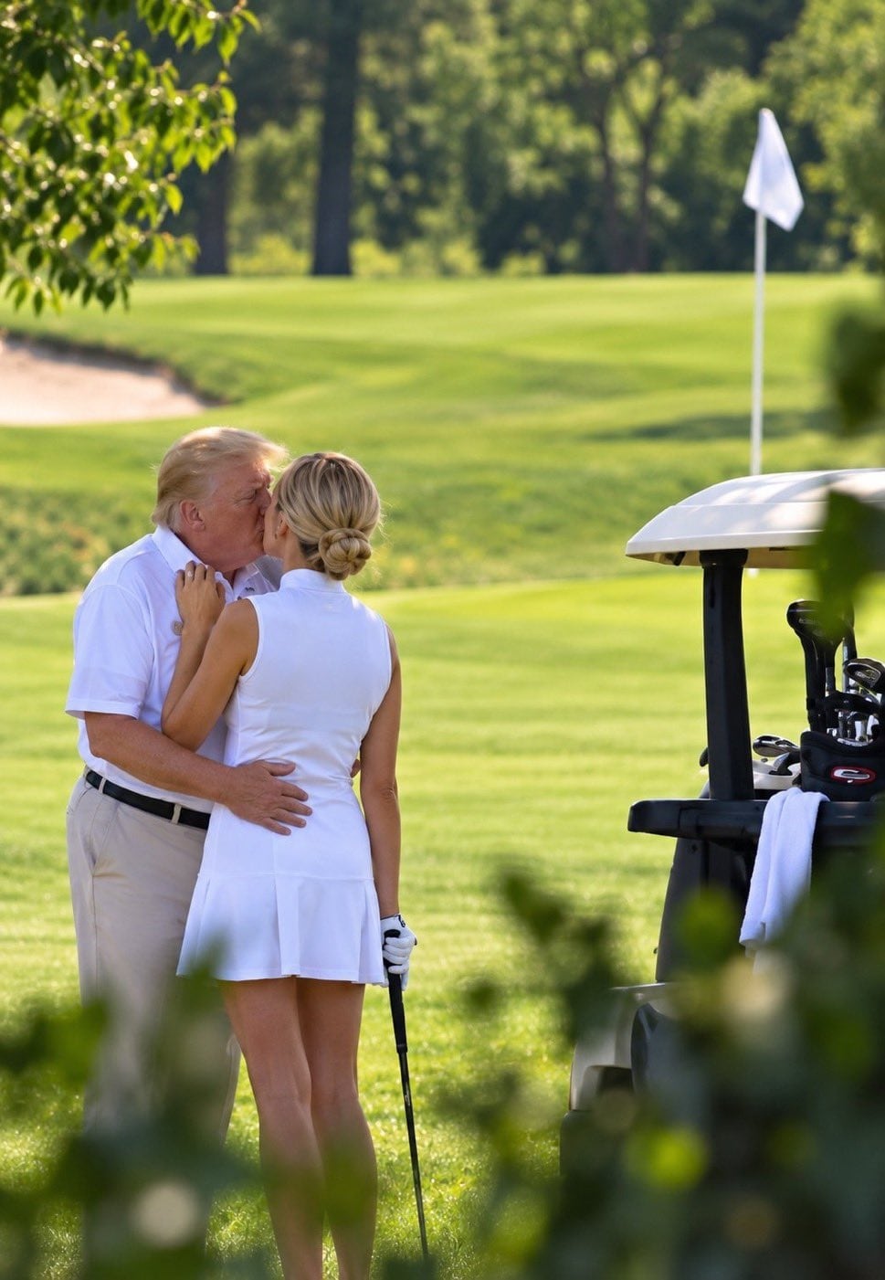 La foto viral de Donald Trump besando a Natalie Harp