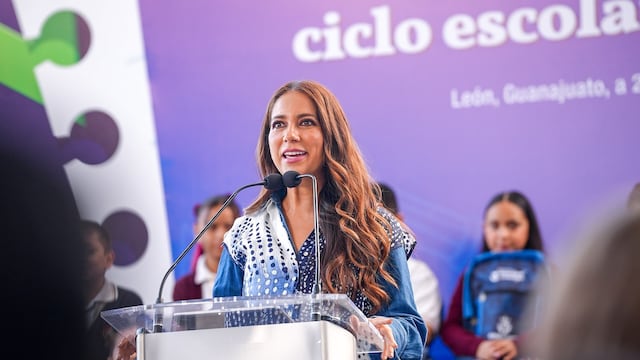 Certeza jurídica y apoyo educativo: Libia Dennise entregó escrituras y útiles escolares en León.