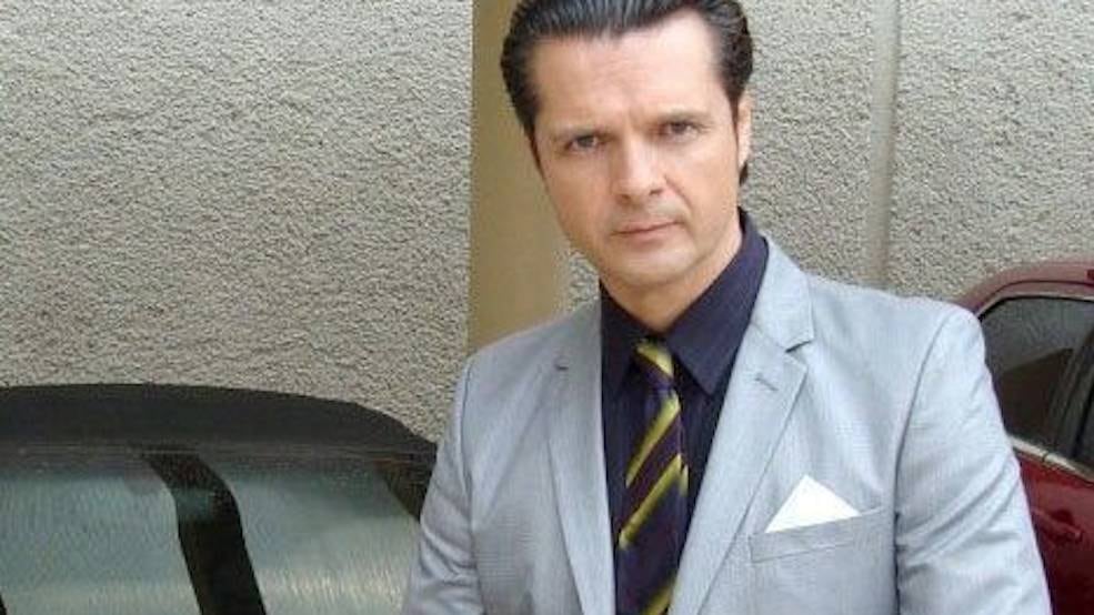 El actor Ariel López Padilla viaja en el metro de la CDMX