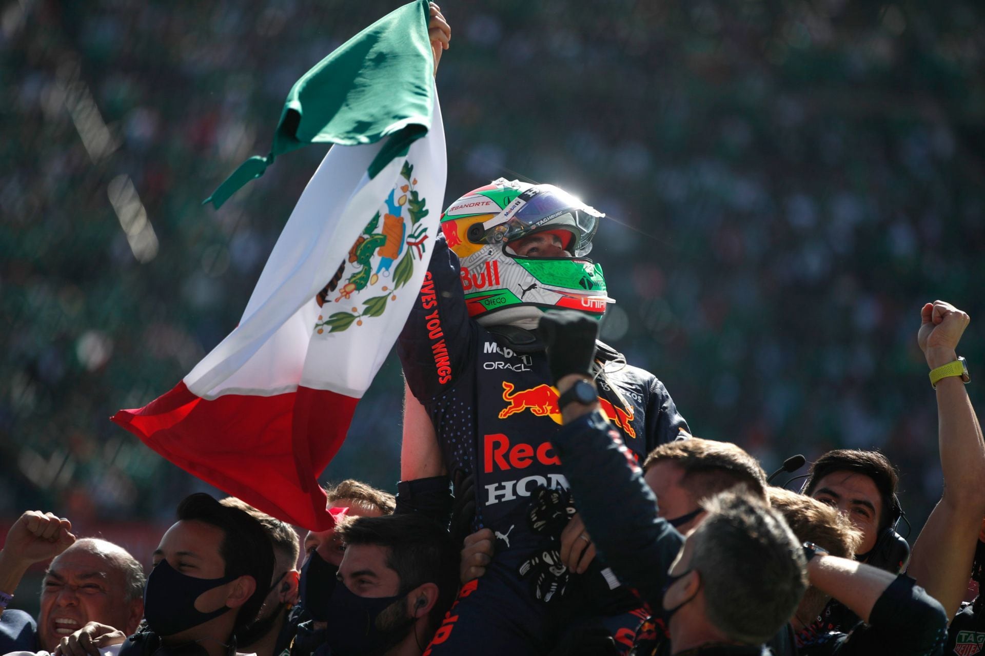 Aficionados festejan triunfo de "Checo" Pérez en Ángel de la Independencia