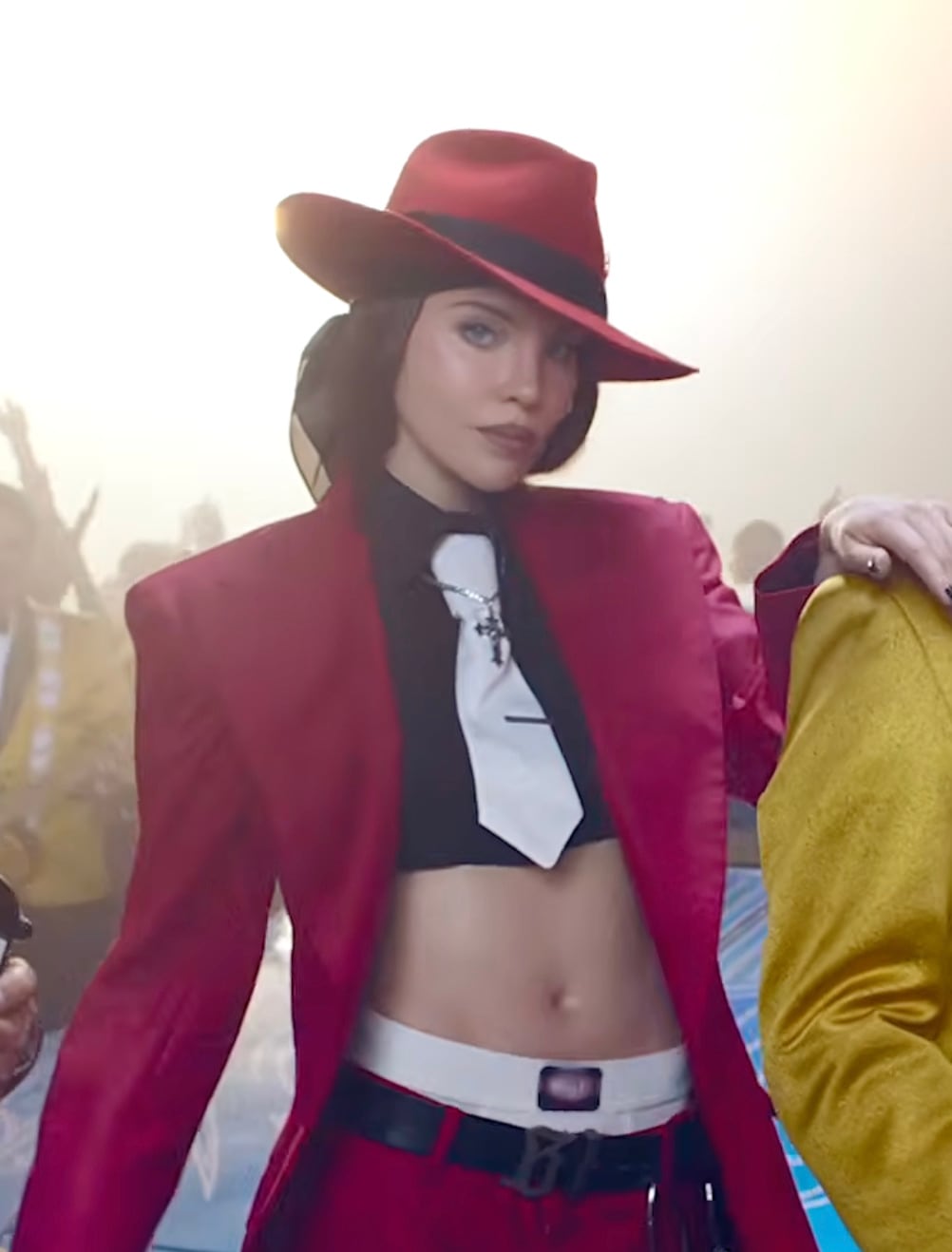 Belinda viste como Pachuco para el video de "Por ella"