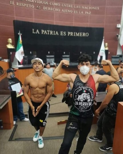 Jóvenes que entrenan en las Barras Praderas