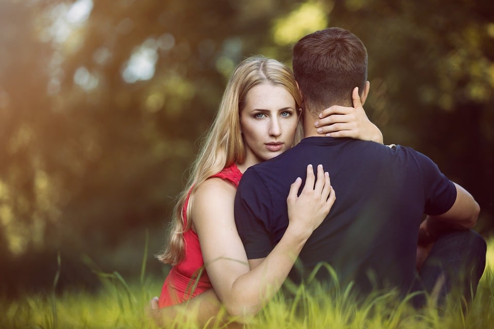 Pareja abrazada
