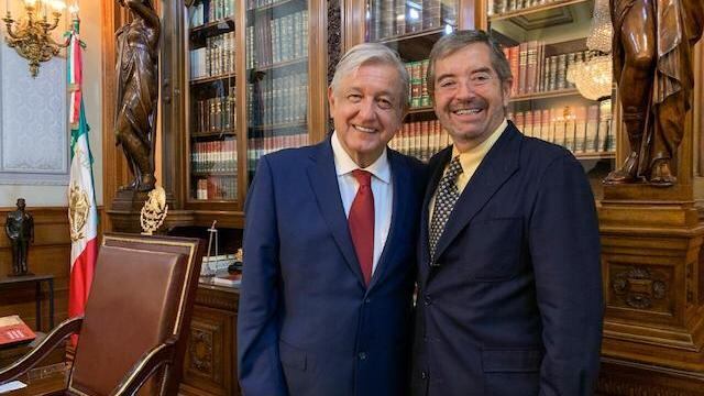 El presidente posa con Juan Ramón de la Fuente en Palacio Nacional.