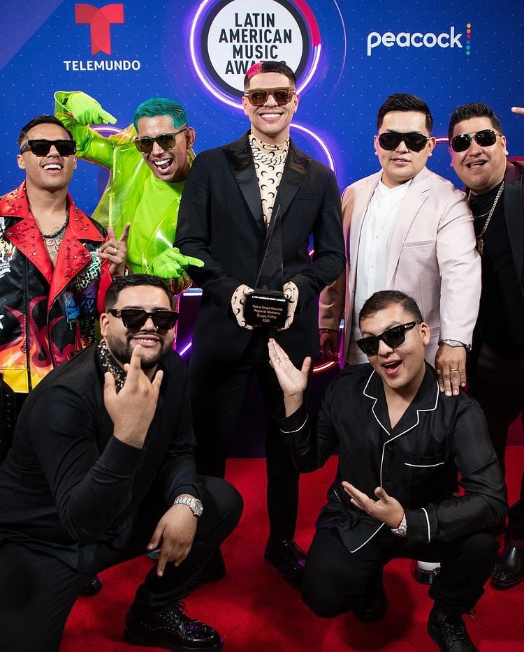Grupo Firme en los Latin American Music Awards.