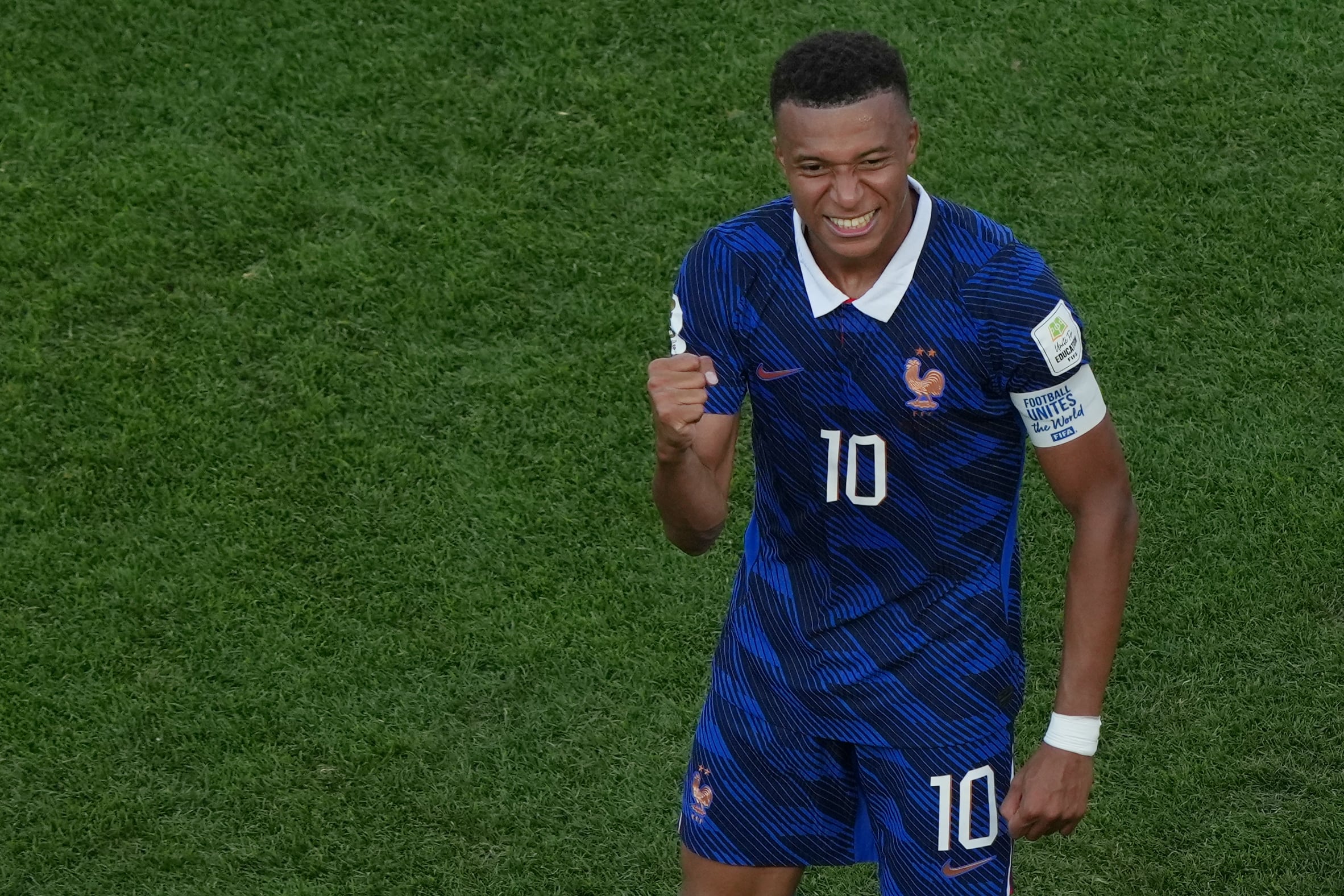 Muñeco de Kylian Mbappé es quemado en la fiesta de San Juan en Paraguay
