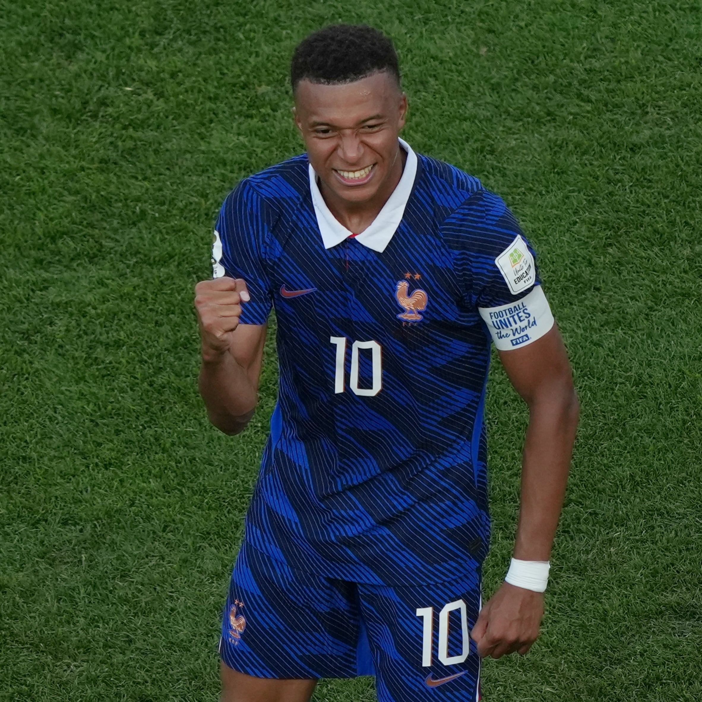 Kylian Mbappé termina quemado en tradicional fiesta de San Juan en Paraguay y lo nombran el “más odiado”